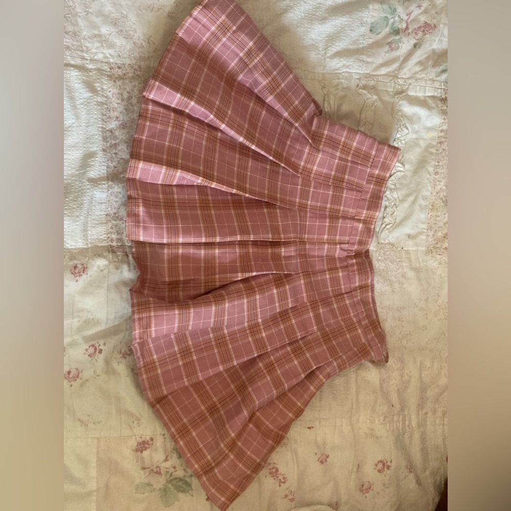 Pink pleated skirt